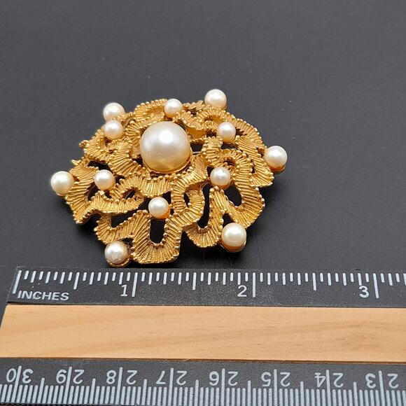 Vintage Faux Pearl Gold Tone Textured 2 1/4 Inch Brooch - Picture 7 of 9